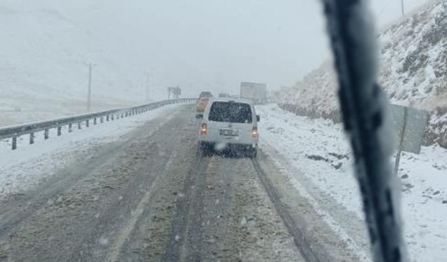 Van'da kar yağışı! Onlarca araç yolda kaldı