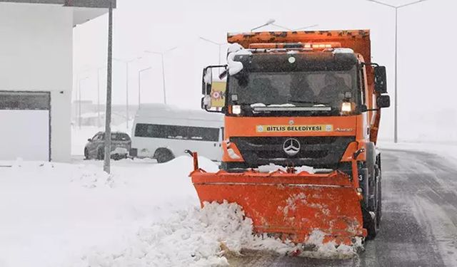 Bitlis'te kardan kapanan 78 köy yolu ulaşıma açıldı