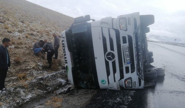 Van'da virajı alamayan tır devrildi!