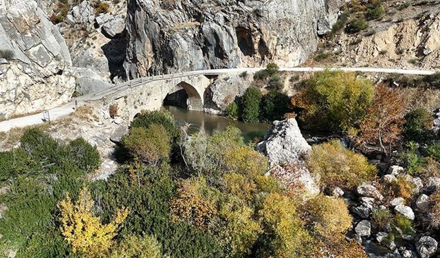 Nemrut Dağı eteklerinde sonbahar renkleri hakim oldu