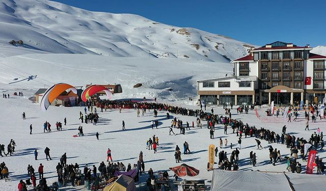 Bakan Bak, gençleri Hakkari'ye davet etti