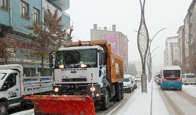 Van’da karla mücadele çalışmaları! Araç sürücülerine uyarı