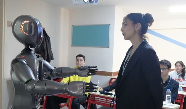 Türkiye’nin ilk insansı yapay zekalı robotu öğretmenliğe başladı