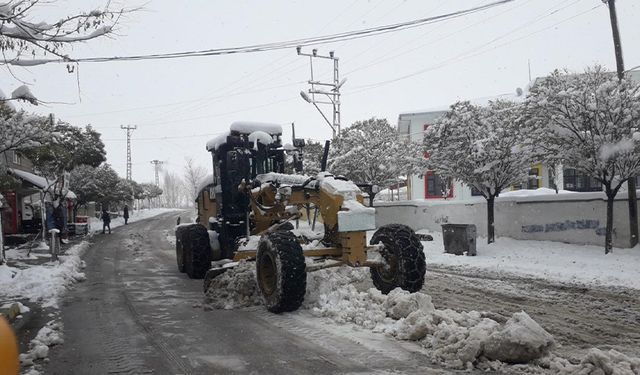 Van’da 24 yerleşim yerinin yolu ulaşıma kapandı