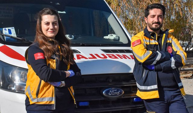 Vanlı çift, aynı ambulansta hastaların imdadına yetişiyor