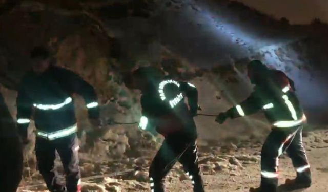 Van'da kardan dolayı kayarak şarampole düşen 3 araç kurtarıldı