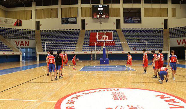 Van'da okullar arası basketbol şampiyonası yapıldı