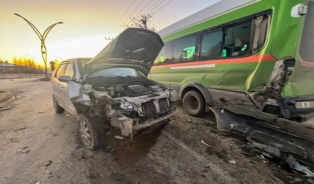 Van'da zincirleme trafik kazasında 1 kişi yaralandı