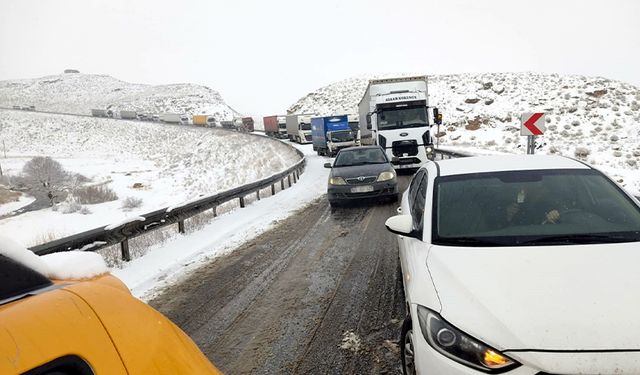 Yüksekova-Van kara yolunda çok sayıda tır mahsur kaldı