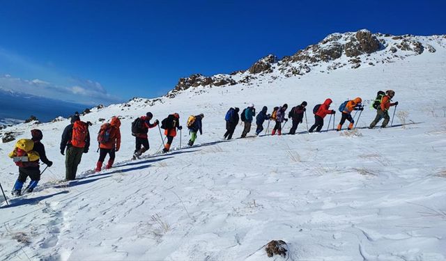 Küçük Erek Dağı'na zirve tırmanışı