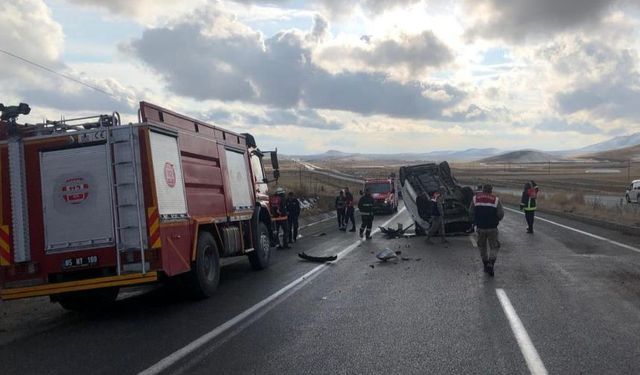 Van-Erciş kara yolunda minibüs takla attı