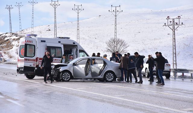 Van'da bir araç bariyerlere çarptı! 5 kişi yaralandı