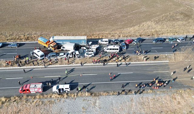 Van-Erciş kara yolunda zincirleme trafik kazası havadan görüntülendi