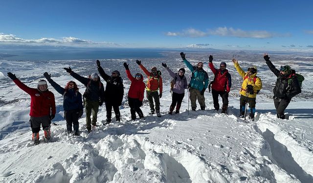 Küçük Erek Dağı'na zirve tırmanışı