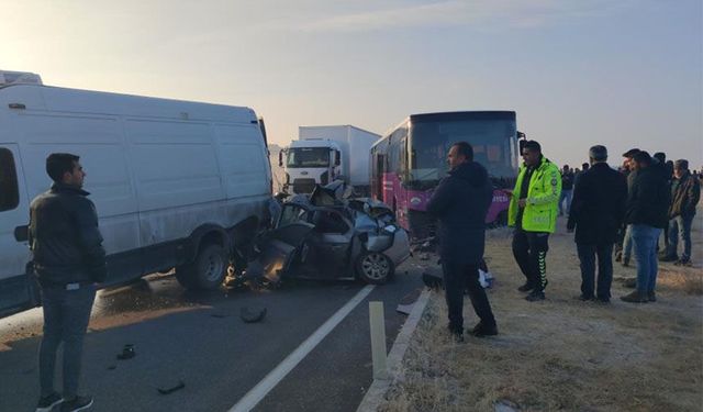 Van'da zincirleme trafik kazası: Birçok araç birbirine girdi