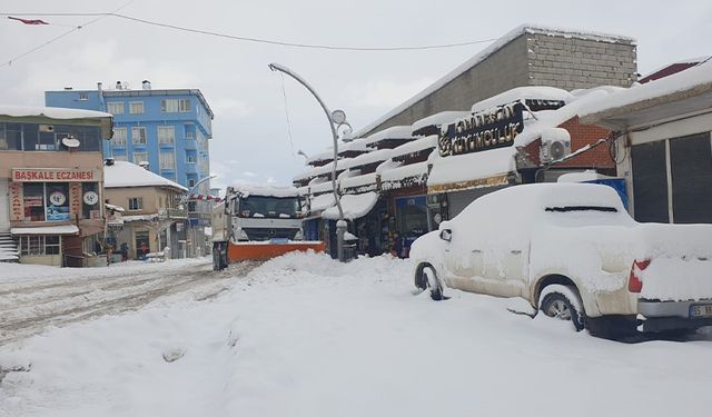 Van'ın o ilçesi kara gömüldü