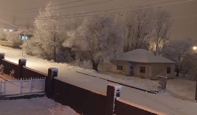 Muradiye’de kar yağışı: 27 yerleşim yerinin yolu kapandı