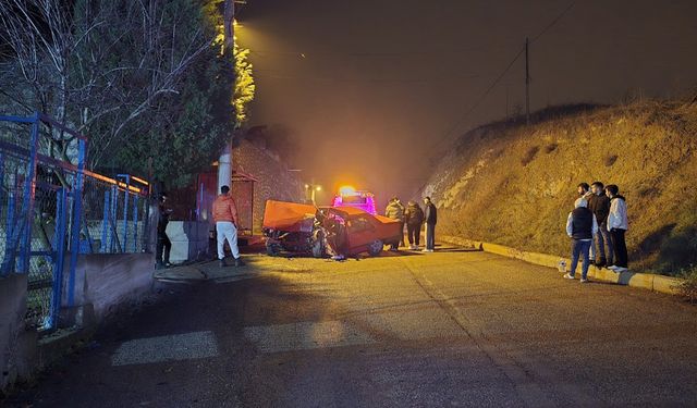 Gençlerin Tofaş’la hızı elektrik direğinde son buldu: 3 yaralı