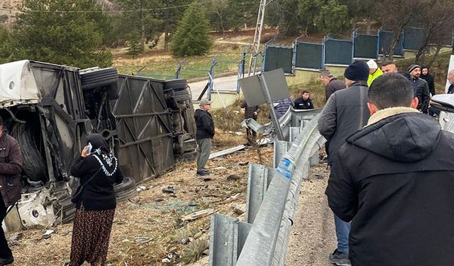 Yolcu otobüsünün şarampole devrildiği kazada 1 kişi öldü, 18 kişi yaralandı