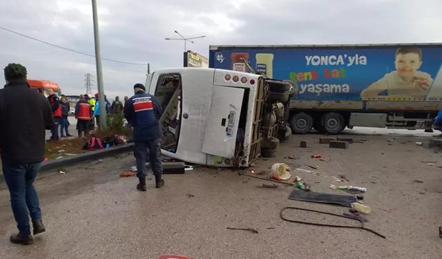 Öğrenci servisi ile TIR çarpıştı; 8'i ağır, 29 yaralı