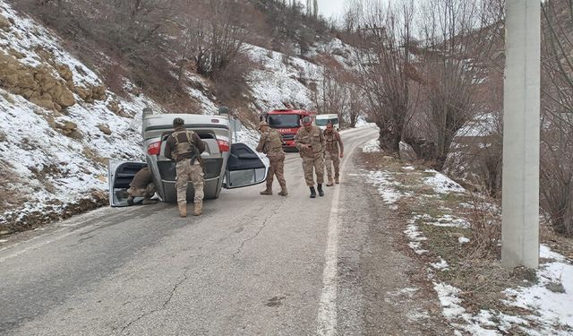 Van'da otomobil buzlanan yolda takla attı: 2 yaralı