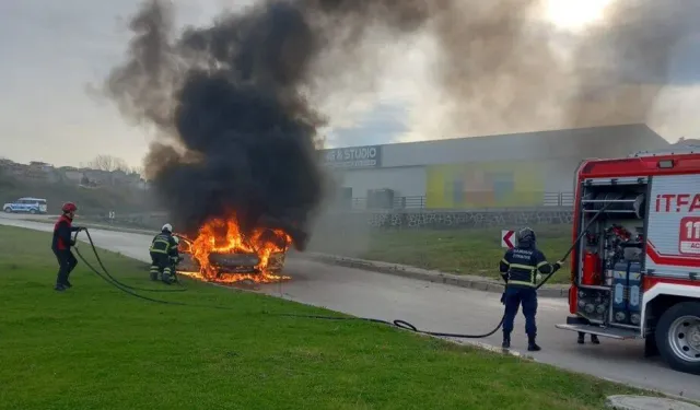 Samsun’da kız istemeden dönen ailenin aracı alev alev yandı