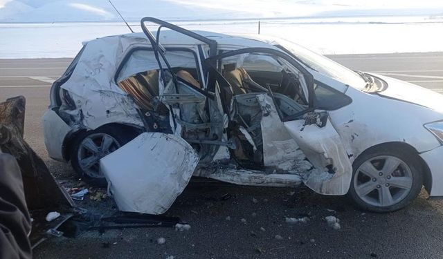 Van-Özalp kara yolunda otomobil ile iş makinesi çarpıştı