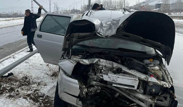 Van'da bir araç aydınlatma direğine çarptı: 4 kişi yaralandı