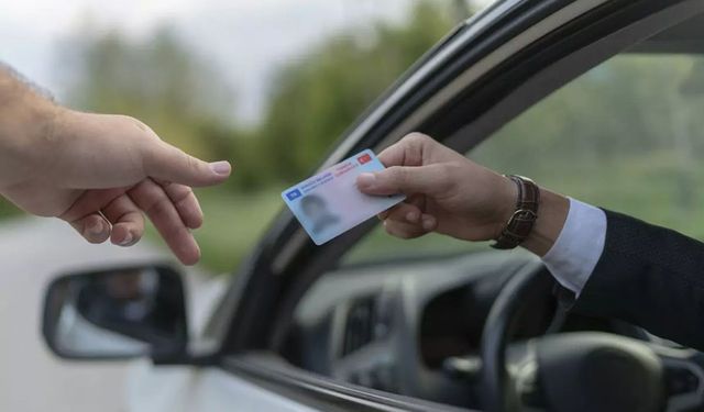 Trafikte bunu yapan yandı: Ehliyetlerine el konulacak!