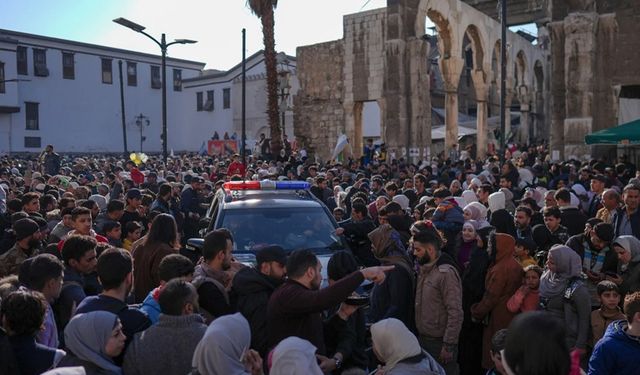 Emevi Camii'nde cuma yoğunluğu