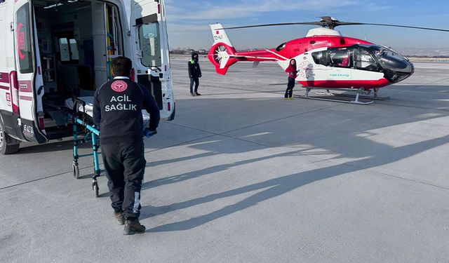 Göğüs ağrısı çeken hasta, ambulans helikopter ile Van'a getirildi