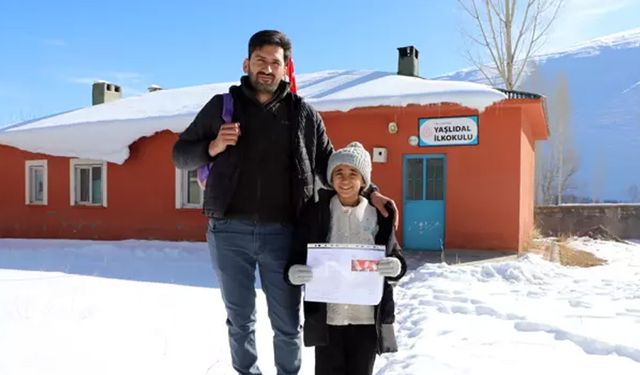 Mezradaki okulun tek öğrencisi Hasret, karne heyecanı yaşadı