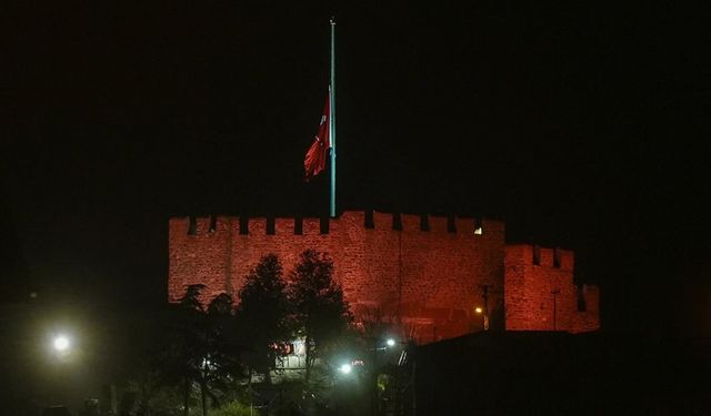 Milli yas ilanının ardından Türkiye'de bayraklar yarıya indirildi