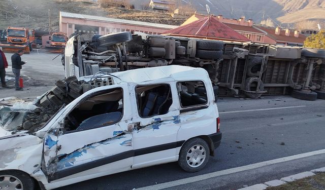 Bitlis’te tır devrildi: 2 yaralı