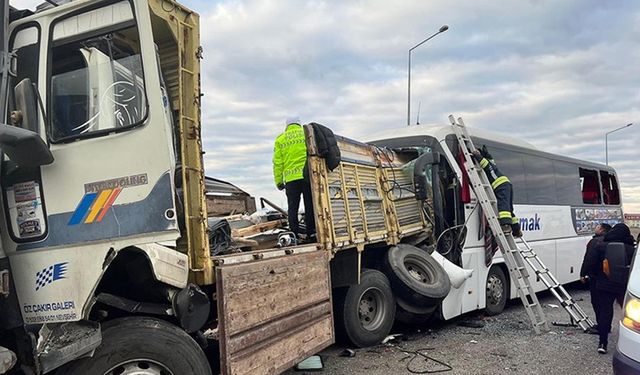 Yolcu otobüsünün karıştığı trafik kazasında 2 kişi öldü, 18 kişi yaralandı