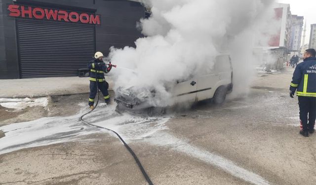 Van'da seyir halindeki araç yandı!