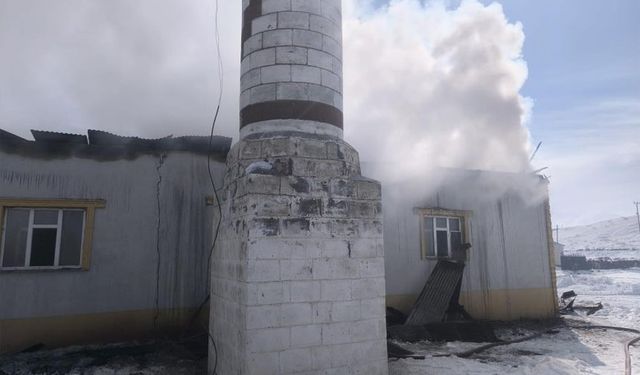 Çaldıran'da cami yangını! Büyük hasar oluştu