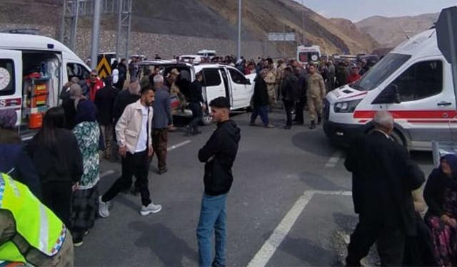 Hakkari'de kaza: 8 kişi yaralandı