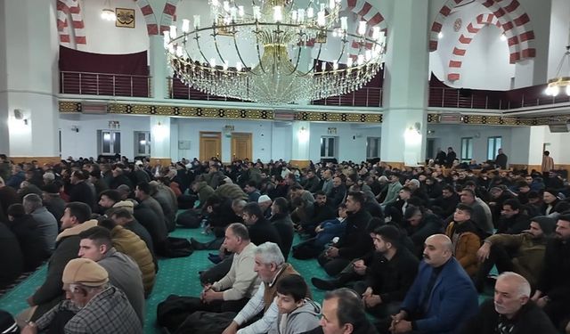 Erciş'te Kadir Gecesi dualarla kutlandı