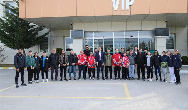 Vanlı sporcular kentte çiçeklerle karşılandı