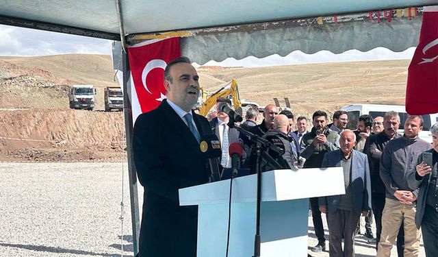 Bakan Kacır Van'da temel atma törenine katıldı