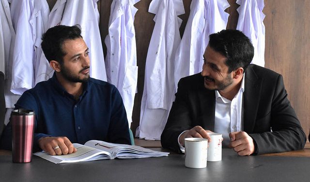 Öğretmen kardeşler aynı okulda öğrencilerini geleceğe hazırlıyor