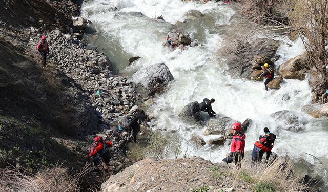 Hakkari'de umutlu arayış devam ediyor
