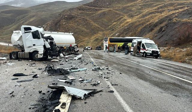 Hakkari-Van kara yolunda feci kaza! Yolcu otobüsü ile tanker çarpıştı: Ölü ve yaralılar var