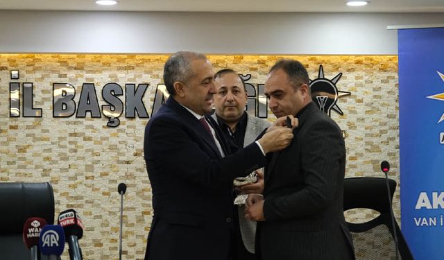 Van'da AK Parti'ye katılım! Rozetleri takıldı...