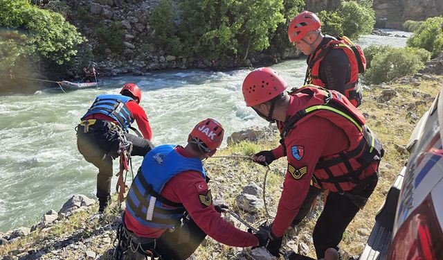 Hakkari'de derede kaybolan genci arama çalışmaları sürdürüldü