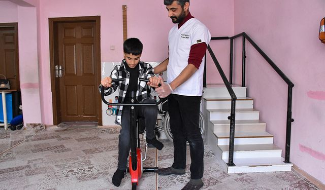 Van’da kendini "süper kahraman" sanıp ikinci kattan atlayan çocuk tekrar yürümeye başladı
