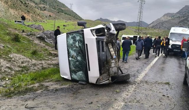 Hakkari-Van kara yolunda kaza! 8 kişi yaralandı
