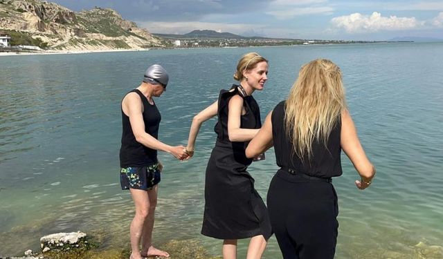 Oyuncu Wilma Elles ve Tuğba Özay Van Gölü'ne girdi