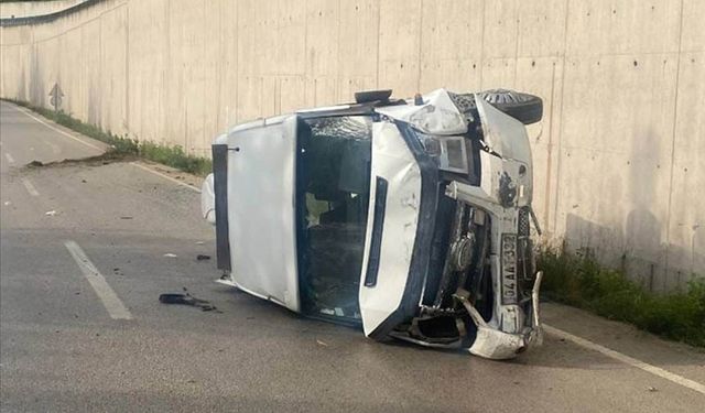 Minibüsün devrilmesi sonucu 10 kişi yaralandı
